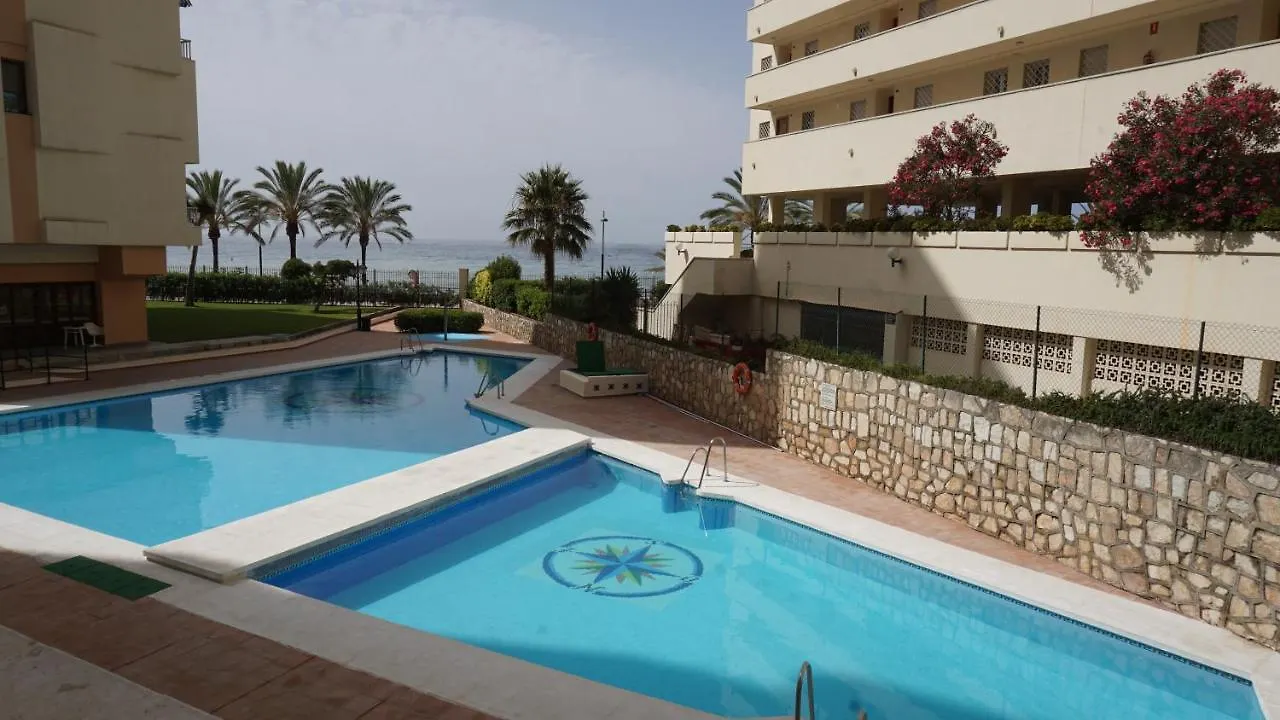 Diana 808 South-Facing Beachfront Studio With Amazing Sea Views ماربيا شقة